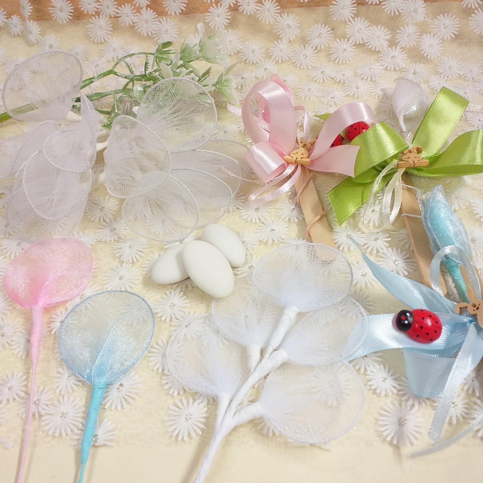 foglie racchette portaconfetti gambo stelo tulle ferretto fai da te segnaposto fiori di confetti uso confettata confezione bomboniere scatole bianche rosa azzurre celesti rametto pick da 5 pezzi o mazzolino