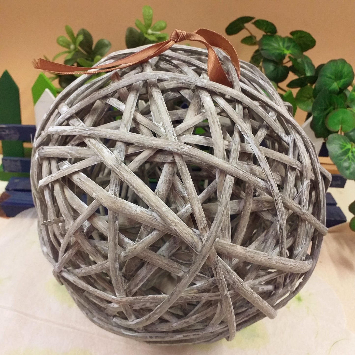 primo piano dettagli nastro 20 cm sfera grande palla globo mappamondo vimini rattan vite viticcio shabby rustico marrone uso decorare albero Natale fai da te fuoriporta composizioni centrotavola vetrinistica green packaging regalo