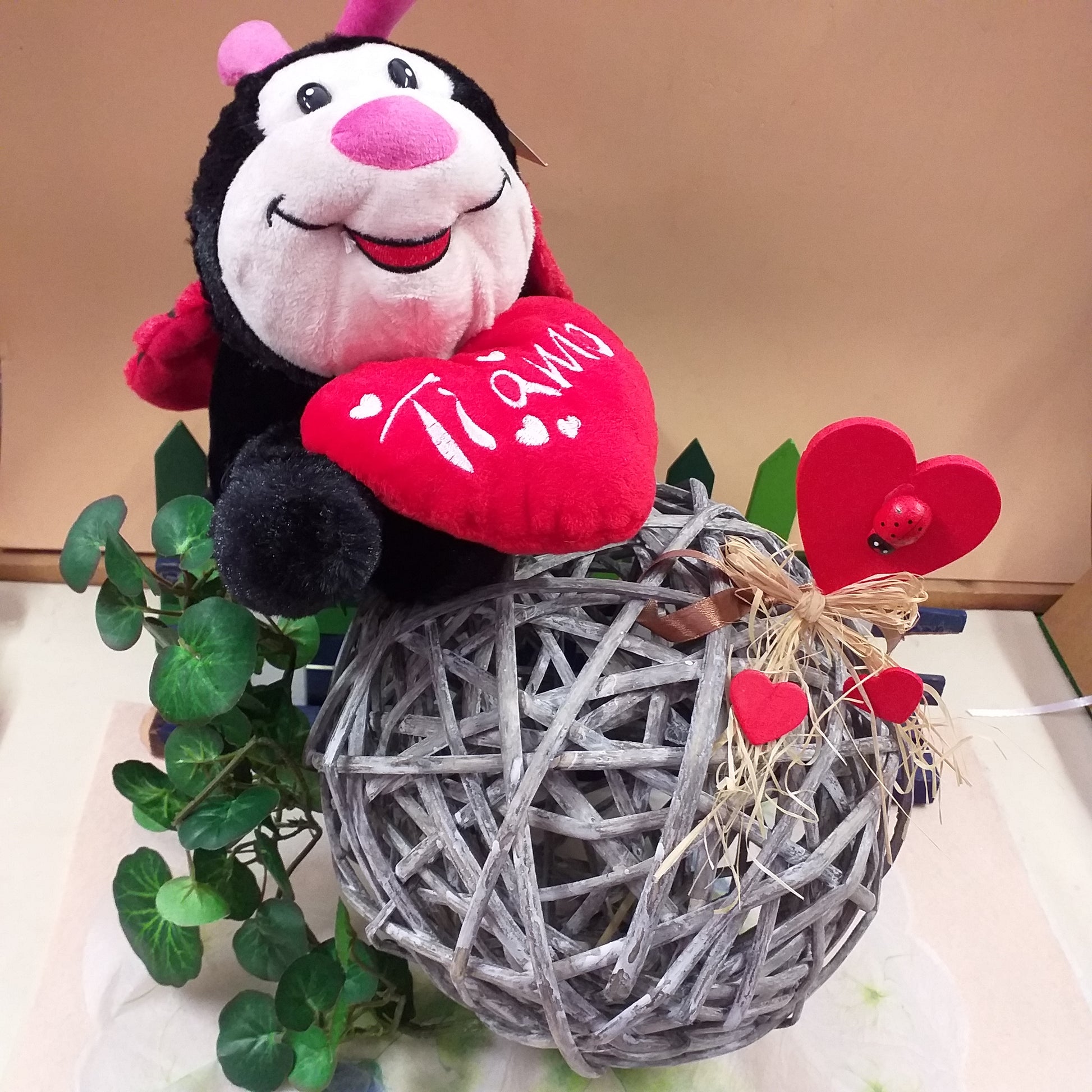 idea pupazzo peluche pick cuore coccinella sfera grande palla globo mappamondo vimini rattan vite viticcio shabby rustico marrone centrotavola vetrinistica green packaging regalo
