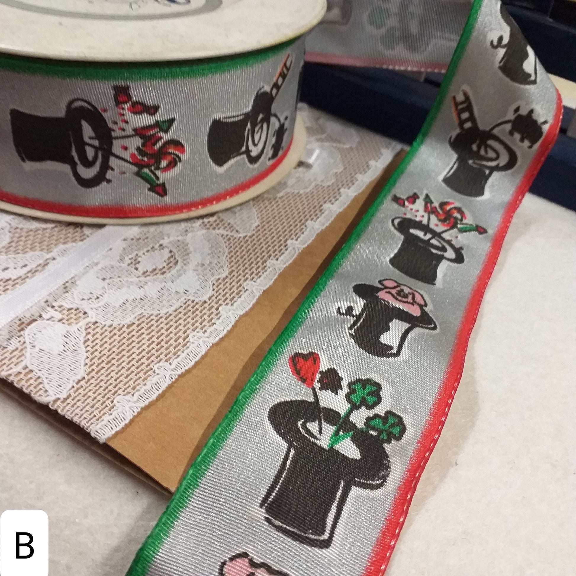nastro simboli portafortuna cappello cilindro omino spazzacamino scaletta maialino quadrifoglio uso segnaposto regalini addobbi decorazioni capodanno san silvestro ultimo dell'anno