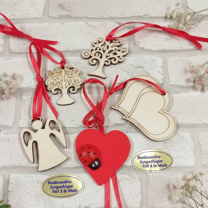 albero della vita portafortuna doppio cuore angioletto cuore rosso coccinella bonbonnière sympatique fait a la main sticker personalizzazione tag legno applicazioni legnetti confezionati come gadget ricordino segnaposto bomboniera artigianale bustina tipo sacchetto del pane coccardina rossa