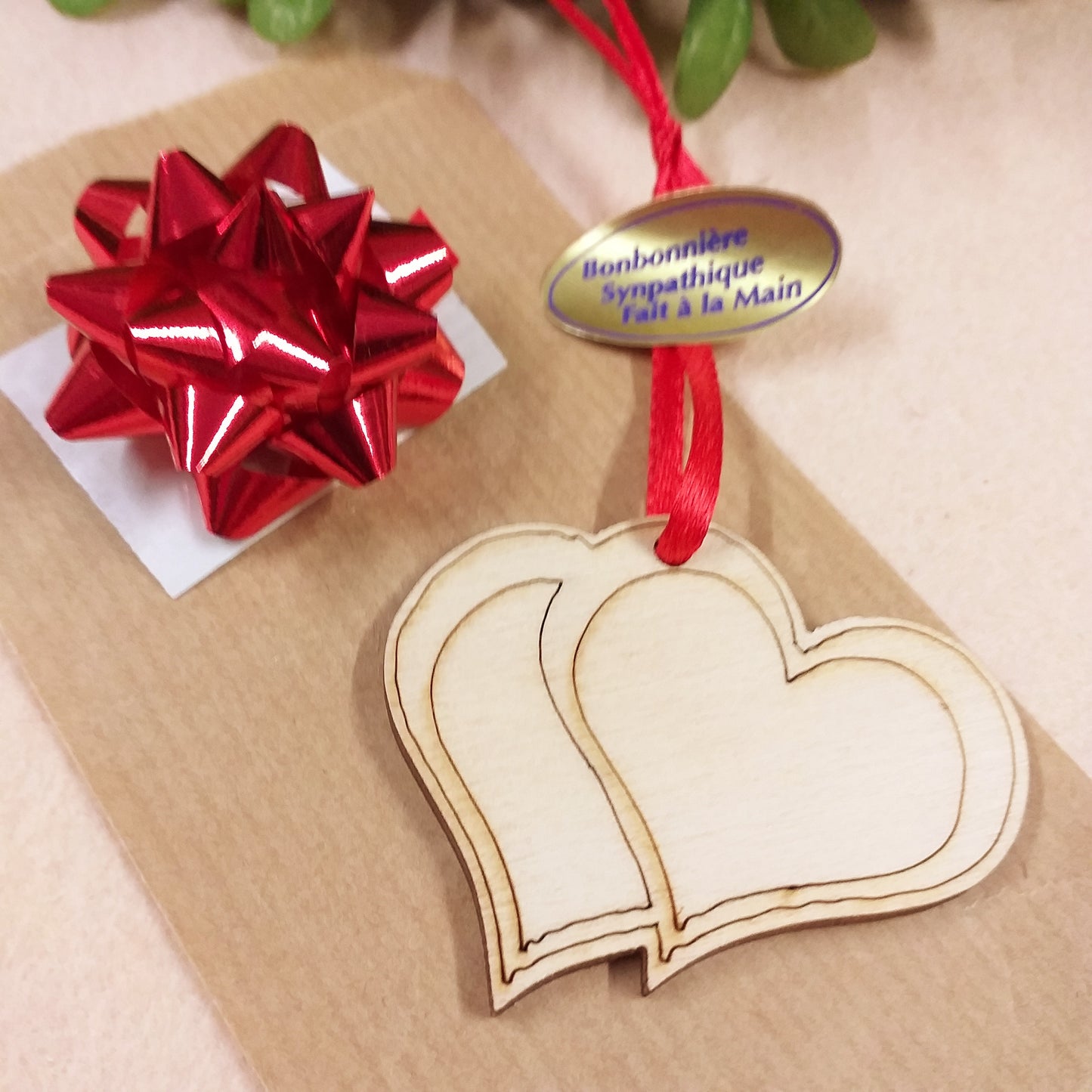 doppio cuore tag legno applicazioni legnetti confezionati come gadget ricordino segnaposto bomboniera artigianale bustina tipo sacchetto del pane coccardina rossa