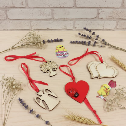 simboli pulcini fiori pasquali ovetti sticker personalizzazione tag legno applicazioni legnetti confezionati come gadget ricordino segnaposto bomboniera artigianale bustina tipo sacchetto del pane