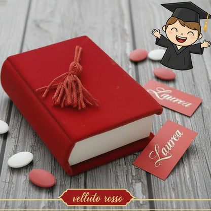 colore rosso scatolina portaconfetti laurea bomboniere velluto nappina rossa forma libro rivestito per packaging confezionamento confetti bigliettino scritta dorata
