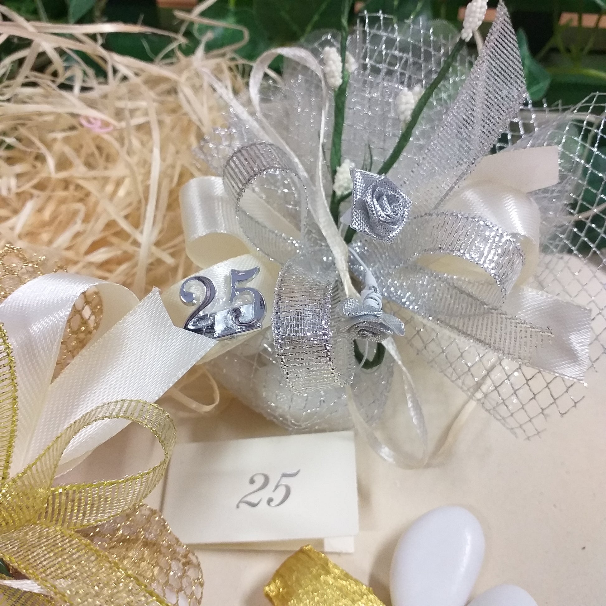 venticinquesimo e cinquantesimo sacchetti rete oro argento simboli applicazioni 50 e 25 anni rose dorate argentate velo da sposa nebbiolina bianca coccarda nastro lurex e raso confetti mandorla cioccolato bianchi dorati kit fai da te o confezionati bomboniere anniversario matrimonio