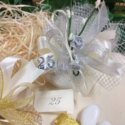 venticinquesimo e cinquantesimo sacchetti rete oro argento simboli applicazioni 50 e 25 anni rose dorate argentate velo da sposa nebbiolina bianca coccarda nastro lurex e raso confetti mandorla cioccolato bianchi dorati kit fai da te o confezionati bomboniere anniversario matrimonio