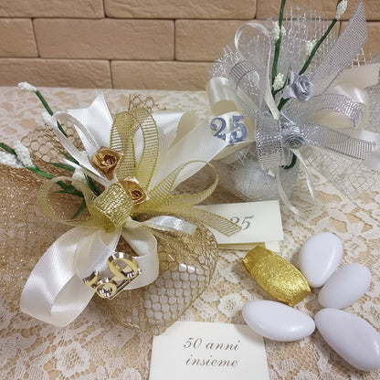 sacchetti rete oro argento simboli applicazioni 50 e 25 anni rose dorate argentate velo da sposa nebbiolina bianca coccarda nastro lurex e raso confetti mandorla cioccolato bianchi dorati kit fai da te o confezionati bomboniere anniversario matrimonio