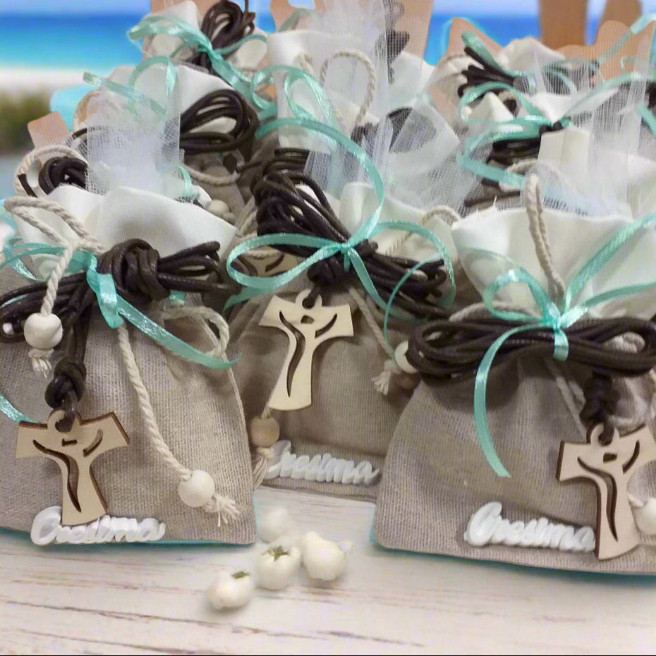 allestimento shop bomboniere portaconfetti sacchetti juta-cotone con applicazione gessetto scritta Cresima confezionato confetti bigliettino simboli  collana corda marrone Croce Tau legno francescana perle