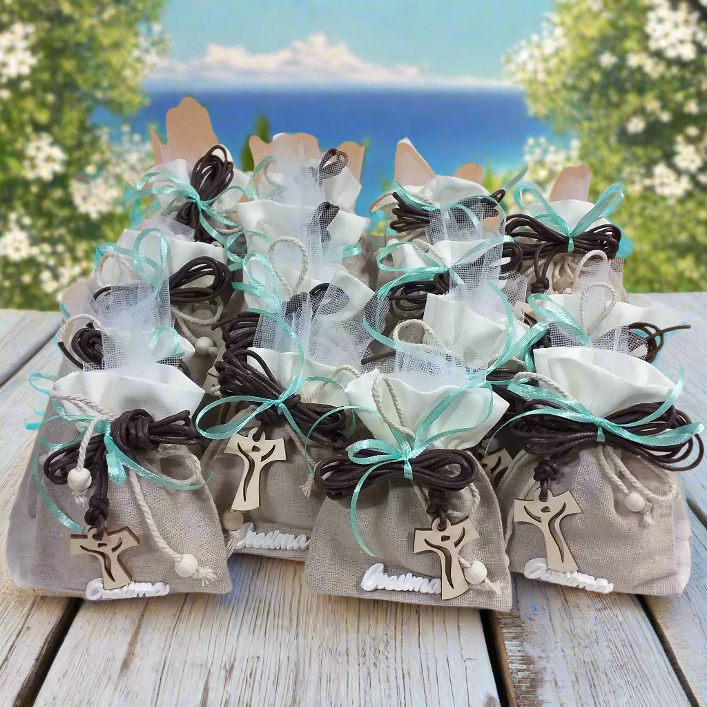 confettata shop bomboniere portaconfetti sacchetti juta-cotone con applicazione gessetto scritta Cresima confezionato confetti bigliettino simboli  collana corda marrone Croce Tau legno francescana perle