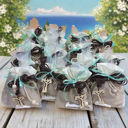 confettata shop bomboniere portaconfetti sacchetti juta-cotone con applicazione gessetto scritta Cresima confezionato confetti bigliettino simboli  collana corda marrone Croce Tau legno francescana perle