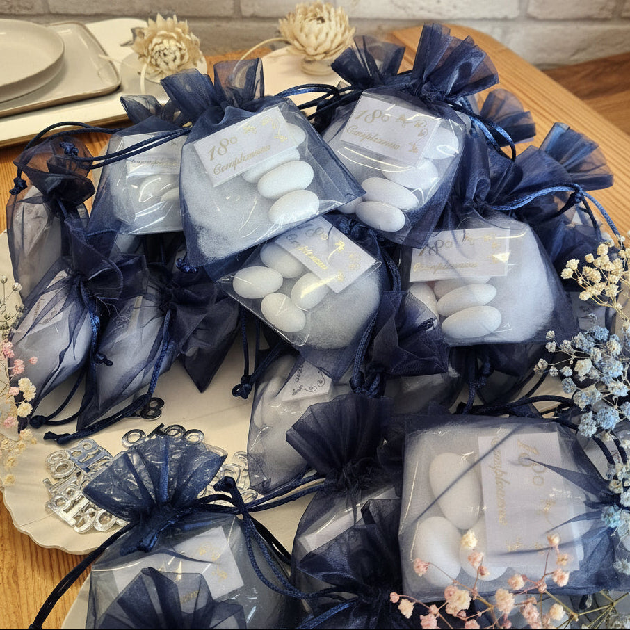 preparazione in corso di 18 anni sacchetti confetti confezionati per bomboniere diciottesimo compleanno blu argento ragazzo o ragazza originali idee 