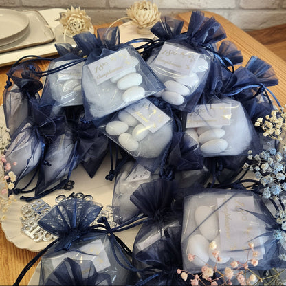 preparazione in corso di 18 anni sacchetti confetti confezionati per bomboniere diciottesimo compleanno blu argento ragazzo o ragazza originali idee 