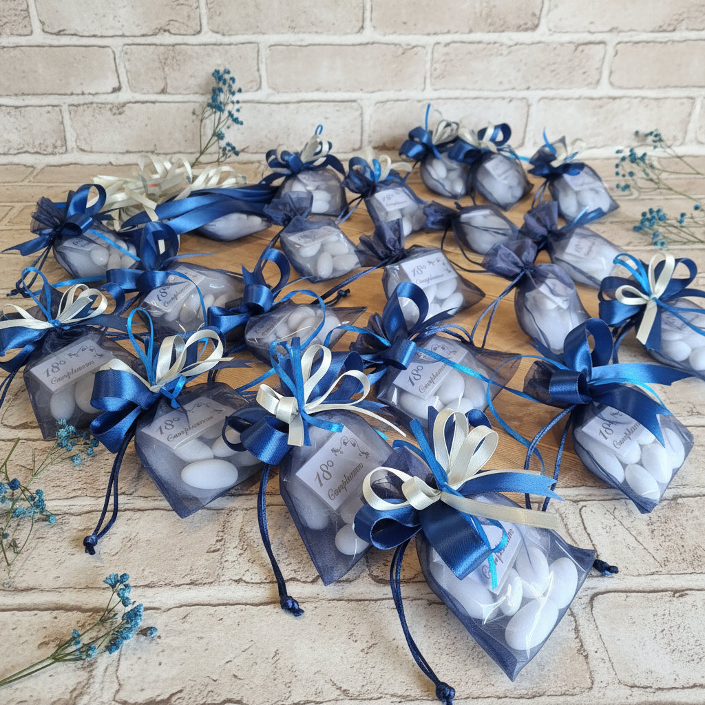 packaging confezionamento in corso di 18 anni sacchetti confetti blu argento confezionati per bomboniere diciottesimo compleanno ragazzo o ragazza originali idee per allestimento con fiori secchi