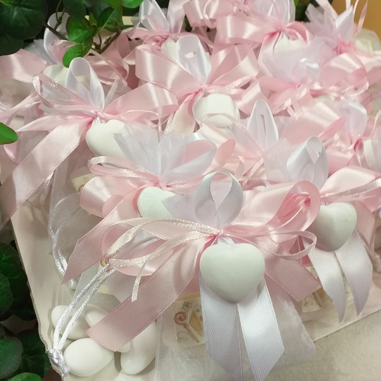 confettata con sacchetti bianchi nastro rosa gessetto cuore Italian bomboniere Prima Comunione Santa Cresima Battesimo nascita matrimonio laurea portaconfetti originali bigliettino stampato confezionati 5 confetti mandorla o cioccolato