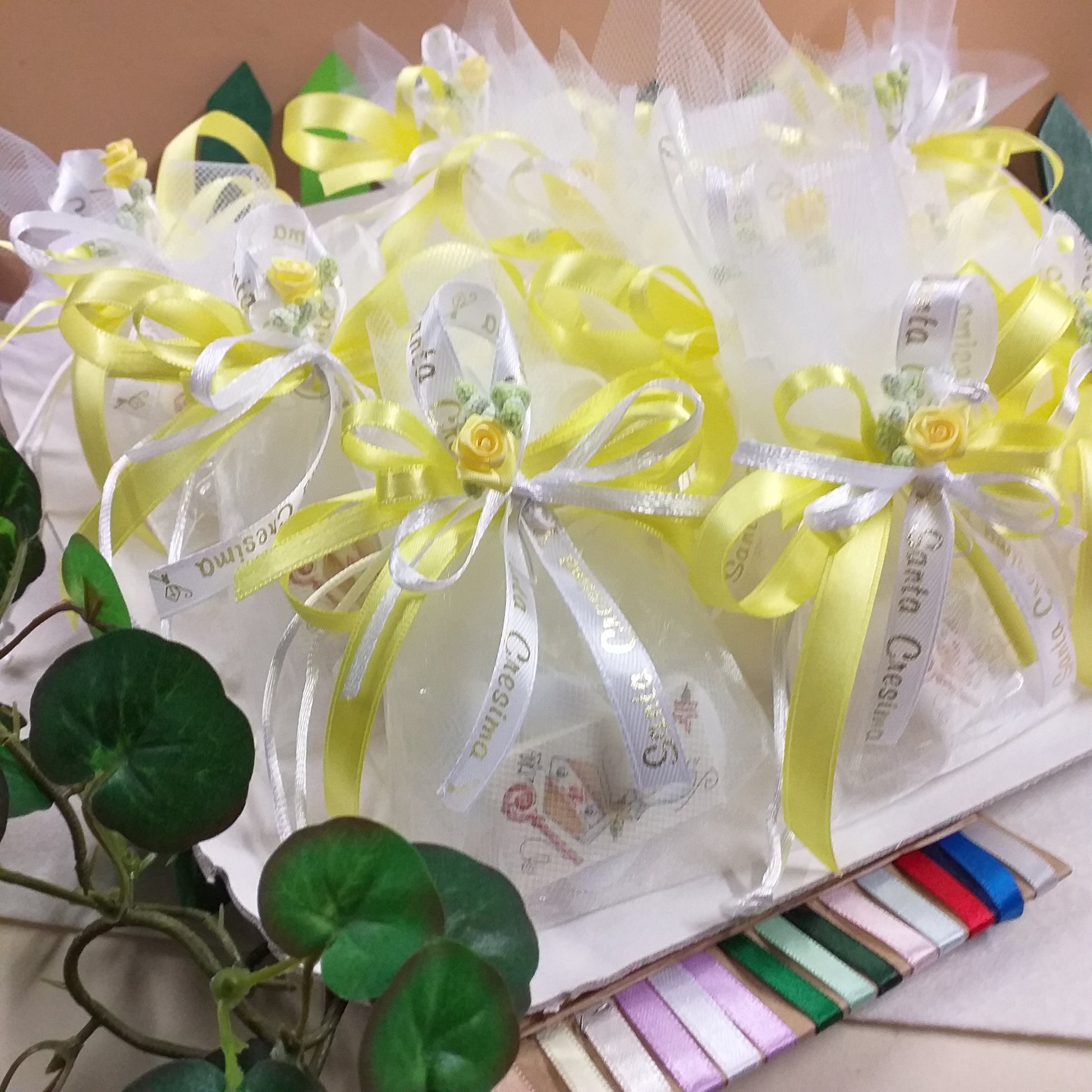 vassoio sacchetti Comunione Cresima con scritta dorata simboli Mitria pastorale confezionati confetti Italian bianchi fiori roselline bacche pistilli bomboniere oppure altri colori kit fai da te