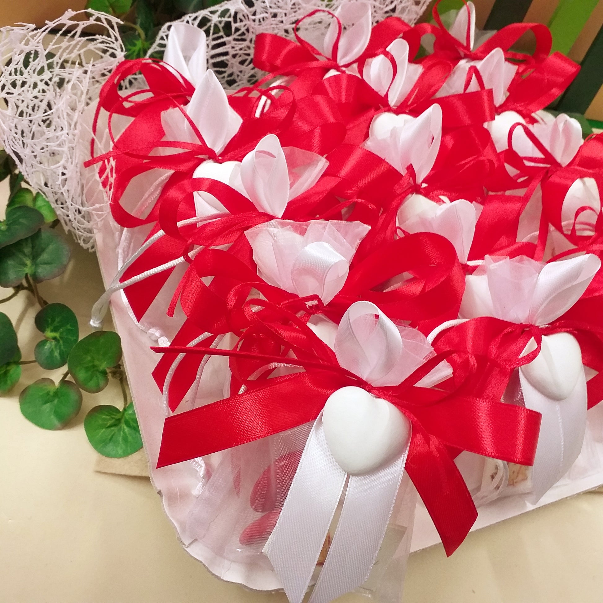confettata con sacchetti bianchi nastro rosso gessetto cuore Italian bomboniere Prima Comunione Santa Cresima Battesimo nascita matrimonio laurea portaconfetti originali bigliettino stampato confezionati 5 confetti mandorla o cioccolato