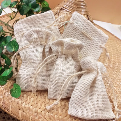 Sacchetti juta bianca portaconfetti portariso bomboniere fai da te con corda uso per confezionamento sacchettini matrimonio comunione laurea packaging enogastronomia semi di piante fiori secchi profumati