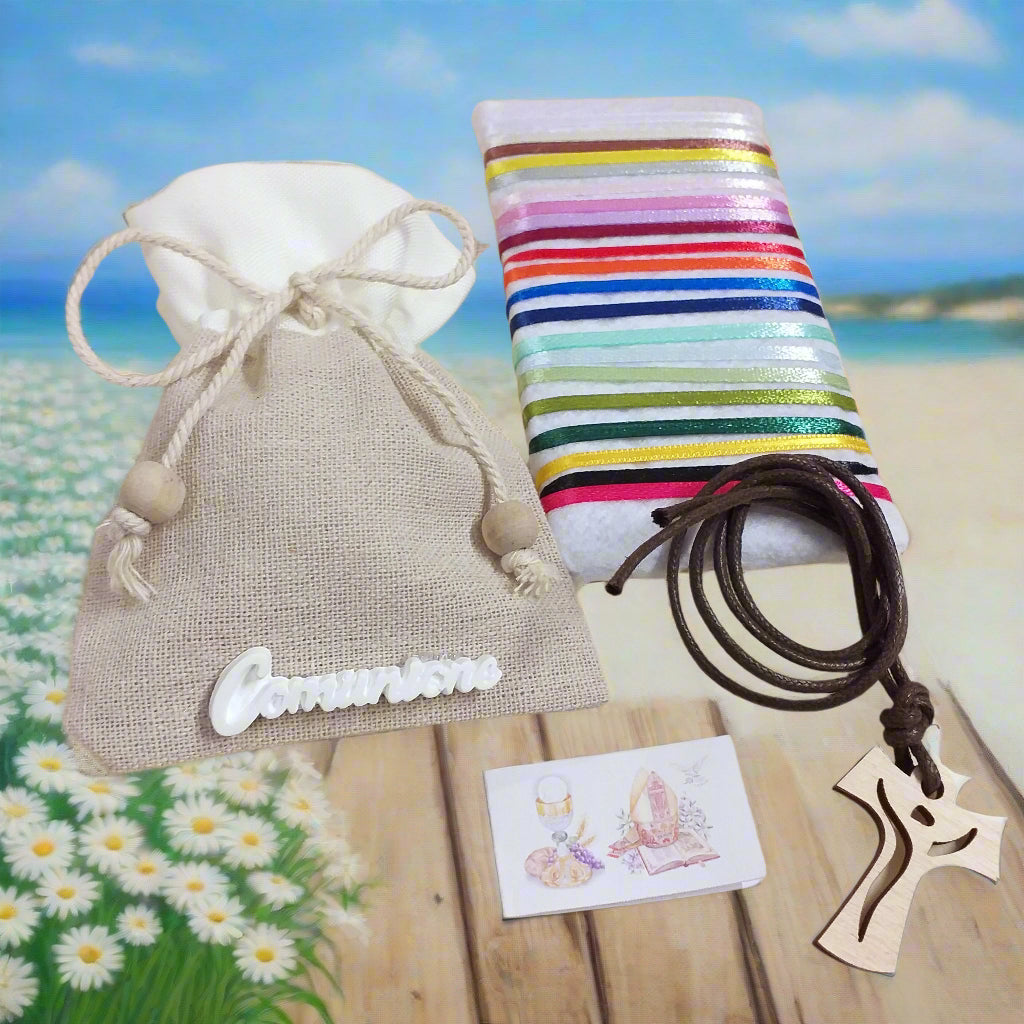 come confezionare shop bomboniere portaconfetti sacchetti juta-cotone con applicazione gessetto scritta Comunione confezionato confetti bigliettino simboli  collana corda marrone Croce Tau legno francescana perle