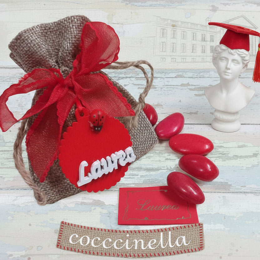 Bomboniere sacchetto juta particolare originale per laurea fai da te e confezionato ciondolo legnetto applicazione tag legno scritta coccinella nastro coccarda confetti bigliettino