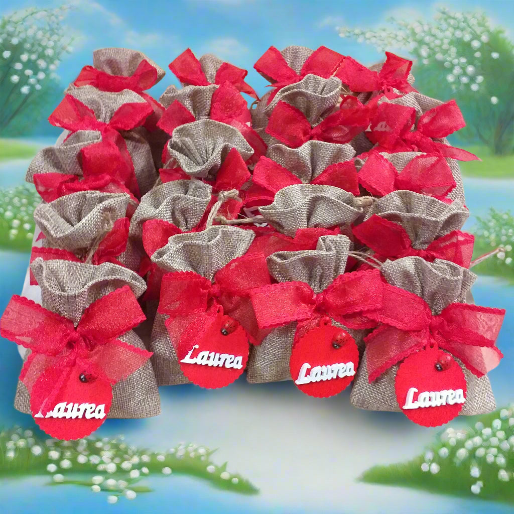 confettata Bomboniere sacchetto juta particolare originale per laurea fai da te e confezionato ciondolo legnetto applicazione tag legno scritta coccinella nastro coccarda confetti bigliettino