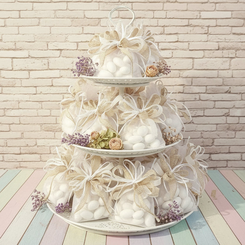 allestimento alzata tipo torta sacchetto organza con grande fiocco coccarda rustica green shabby juta garza lino confezionato confetti matrimonio Prima Comunione Santa Cresima ambiente country fiori secchi grezzo naturale
