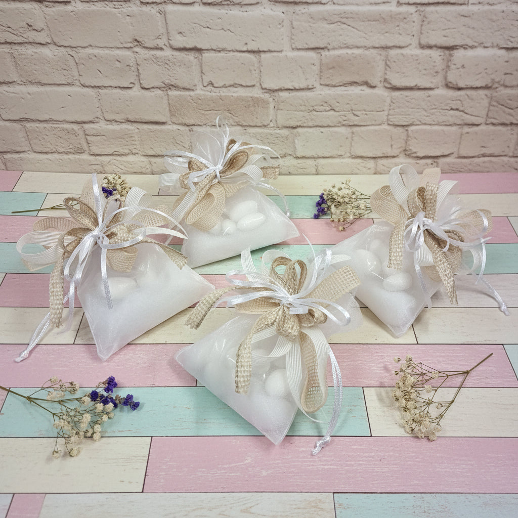 quattro modelli di sacchetto organza con grande fiocco coccarda rustica green shabby juta garza lino confezionato confetti matrimonio Prima Comunione Santa Cresima ambiente country fiori secchi grezzo naturale