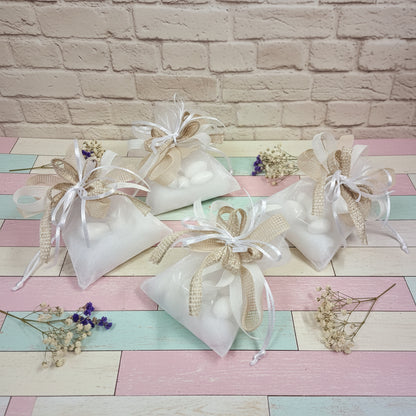 quattro modelli di sacchetto organza con grande fiocco coccarda rustica green shabby juta garza lino confezionato confetti matrimonio Prima Comunione Santa Cresima ambiente country fiori secchi grezzo naturale