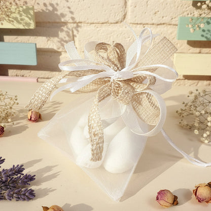 dall'alto sacchetto organza con grande fiocco coccarda rustica green shabby juta garza lino confezionato confetti matrimonio Prima Comunione Santa Cresima ambiente country fiori secchi grezzo naturale
