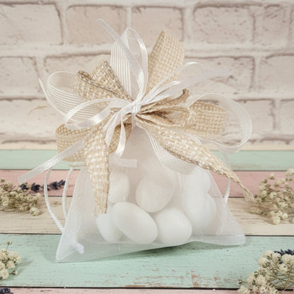 primo piano sacchetto organza con grande fiocco coccarda rustica green shabby juta garza lino confezionato confetti matrimonio Prima Comunione Santa Cresima ambiente country fiori secchi grezzo naturale