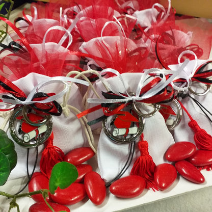 cesto-vassoio con sacchetto bianco confezionato confetti tulle tris colori nastrini bianco rosso nero portachiavi tocco cappello laurea ciondolo smaltato pergamena nappina bomboniera
