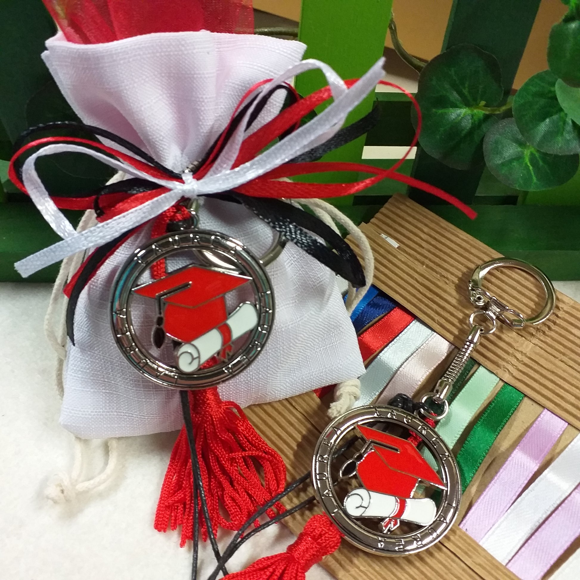 sacchetto bianco confezionato confetti tulle tris colori nastrini bianco rosso nero portachiavi tocco cappello laurea ciondolo smaltato pergamena nappina bomboniera scelta nastri