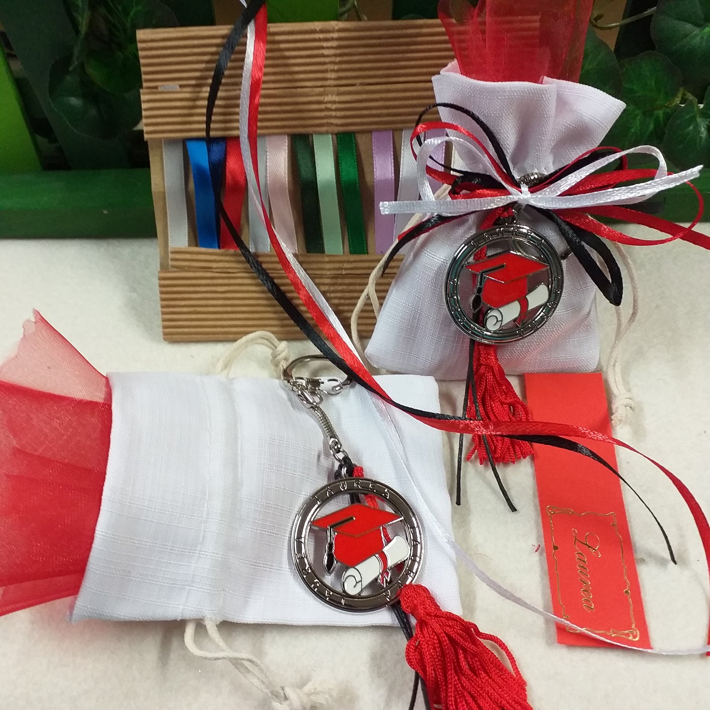kit fai da te senza confetti sacchetto bianco da confezionare tulle tris colori nastrini bianco rosso nero portachiavi tocco cappello laurea ciondolo smaltato pergamena nappina bomboniera scelta nastri