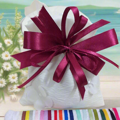 applicazione bordò su sacchetto bianco organza imbottito con fiori portaconfetti matrimonio comunione cresima coccarda fiocco nastro confezionato confetti o vendita in kit confezionamento fai da te uso portariso portalavanda bomboniere