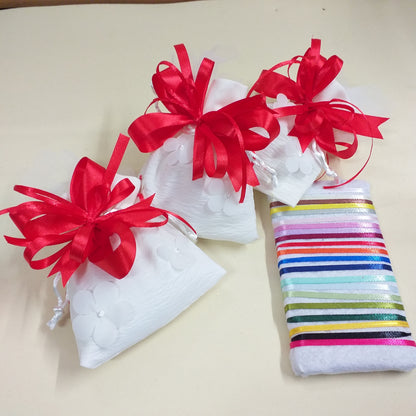 rosso  o altri colori sacchetto bianco organza imbottito portaconfetti matrimonio comunione cresima coccarda fiocco nastro confezionato confetti o vendita in kit confezionamento fai da te uso portariso portalavanda bomboniere