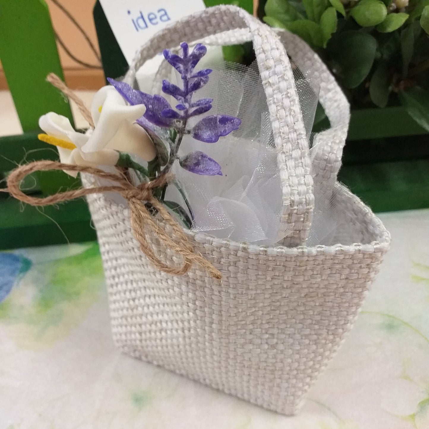 idea fai da te creativa mazzolino calle corda lavanda e juta bianca forma shopper borsetta sportina di sacchetti portaconfetti economici originali particolari per Italian bomboniere da confezionare confetti