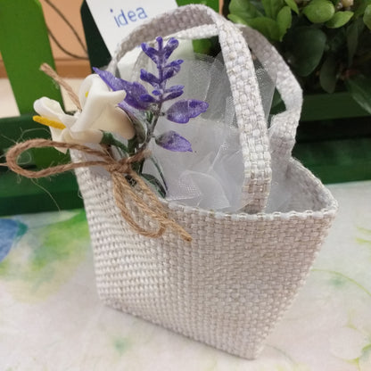 idea fai da te creativa mazzolino calle corda lavanda e juta bianca forma shopper borsetta sportina di sacchetti portaconfetti economici originali particolari per Italian bomboniere da confezionare confetti