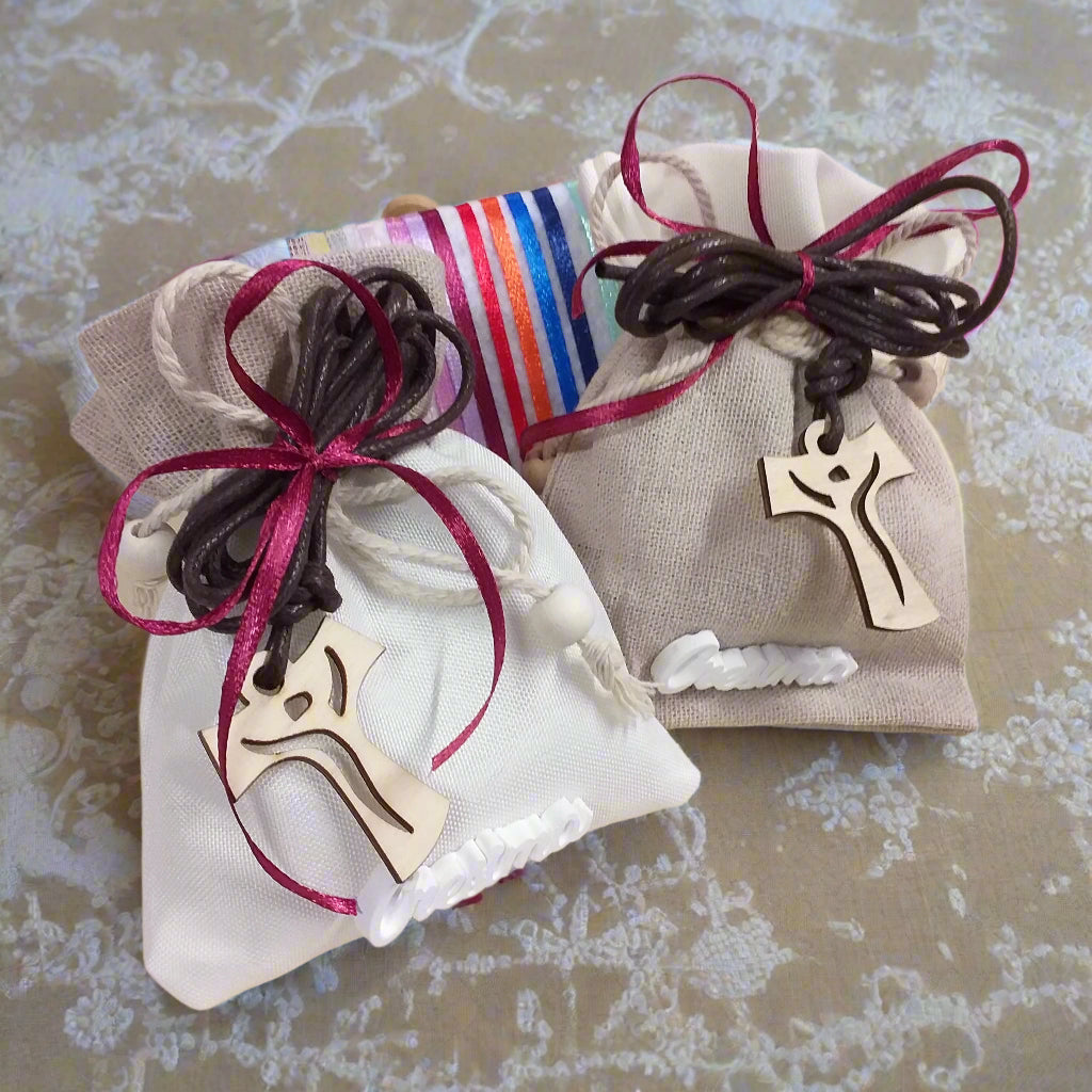 scelta colori packaging bomboniere portaconfetti sacchetti juta-cotone con applicazione gessetto scritta Cresima confezionato confetti bigliettino simboli  collana corda marrone Croce Tau legno francescana perle