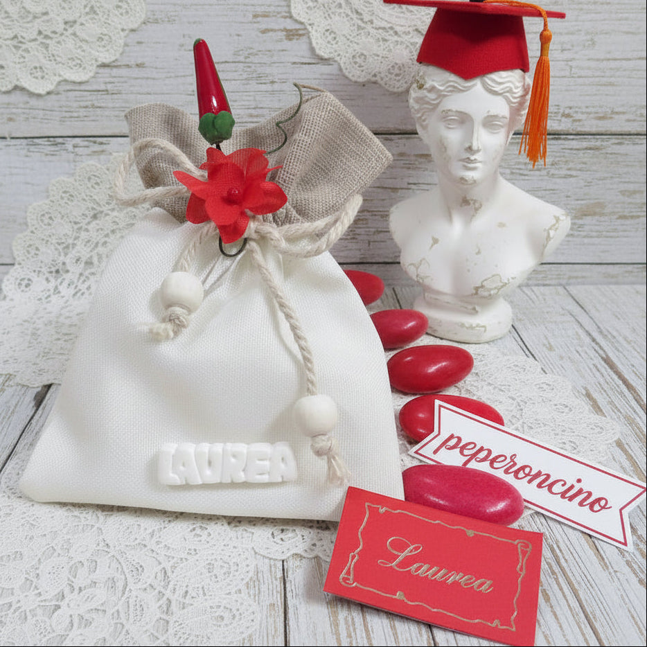 portaconfetti bomboniere sacchetto juta bianca e beige particolare originale per laurea fai da te e confezionato applicazione  peperoncino fiore rosso confetti bigliettino