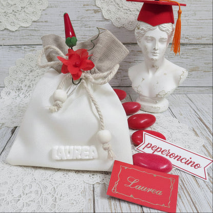 portaconfetti bomboniere sacchetto juta bianca e beige particolare originale per laurea fai da te e confezionato applicazione  peperoncino fiore rosso confetti bigliettino