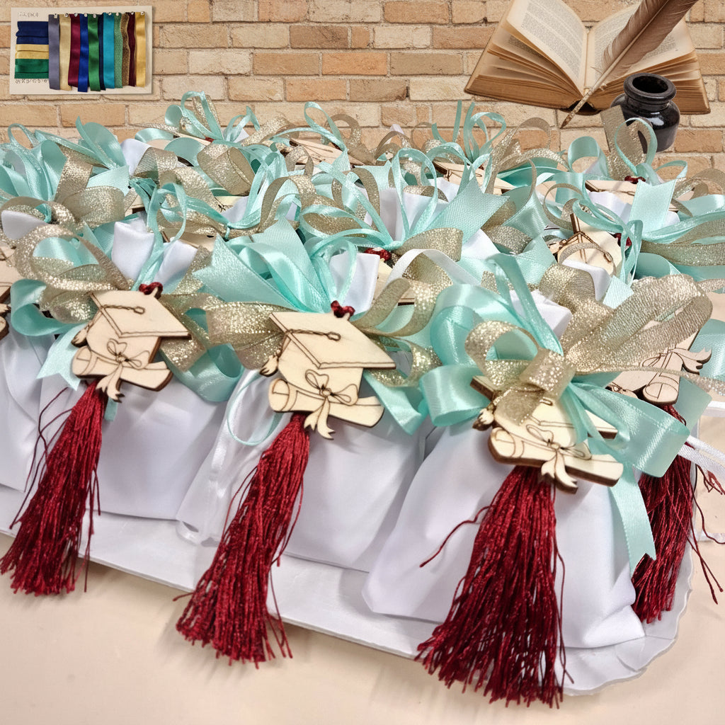 sacchettini bomboniere laurea di raso bianco confezionati confetti tocco cappello nappina e coccarda