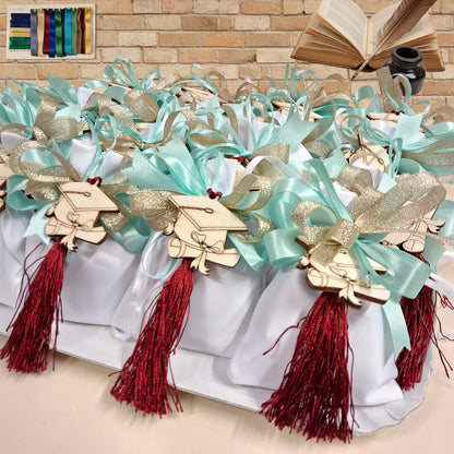 sacchettini bomboniere laurea di raso bianco confezionati confetti tocco cappello nappina e coccarda