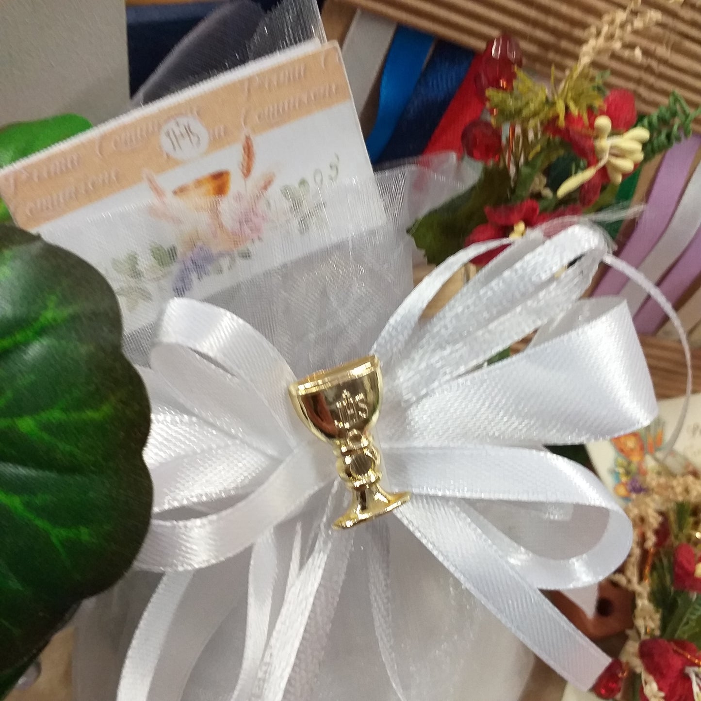 primo piano colore bianco confettata colori confezionamento nastrini sacchetto Prima comunione Santa Cresima Santo Giorno bianco con simboli Calice mitria Colomba confezionato confetti bigliettino tulle fiorellini mollettina clip legno
