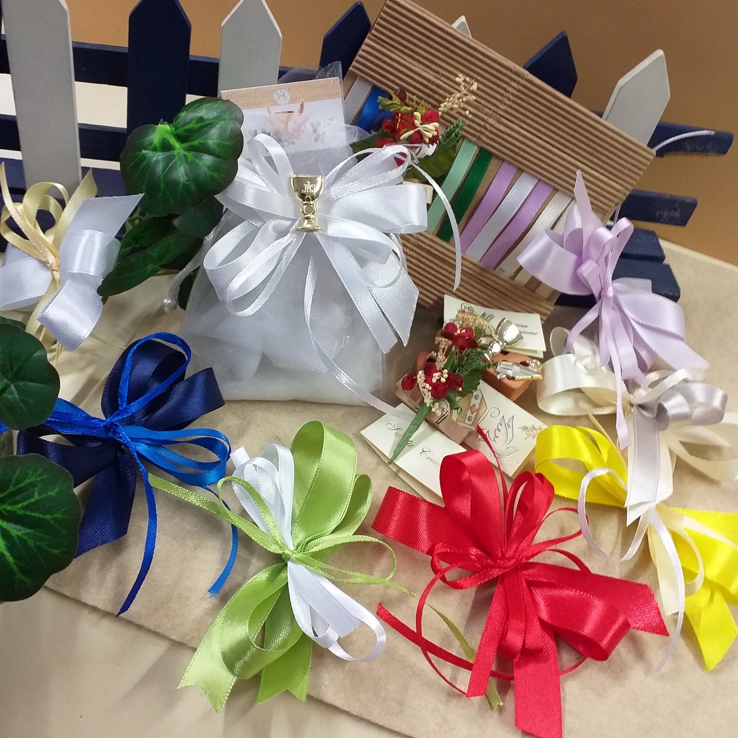 colori confezionamento fiocchetti per sacchetto Prima comunione Santa Cresima Santo Giorno bianco con simboli Calice mitria Colomba confezionato confetti bigliettino tulle fiorellini mollettina clip legno