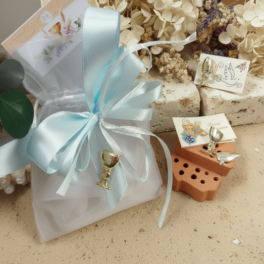 colori confezionamento bianco azzurro celeste maschietto bambino nastrini sacchetto Prima comunione Santa Cresima Santo Giorno simboli Calice mitria Colomba confezionato confetti bigliettino tulle fiorellini mollettina clip legno