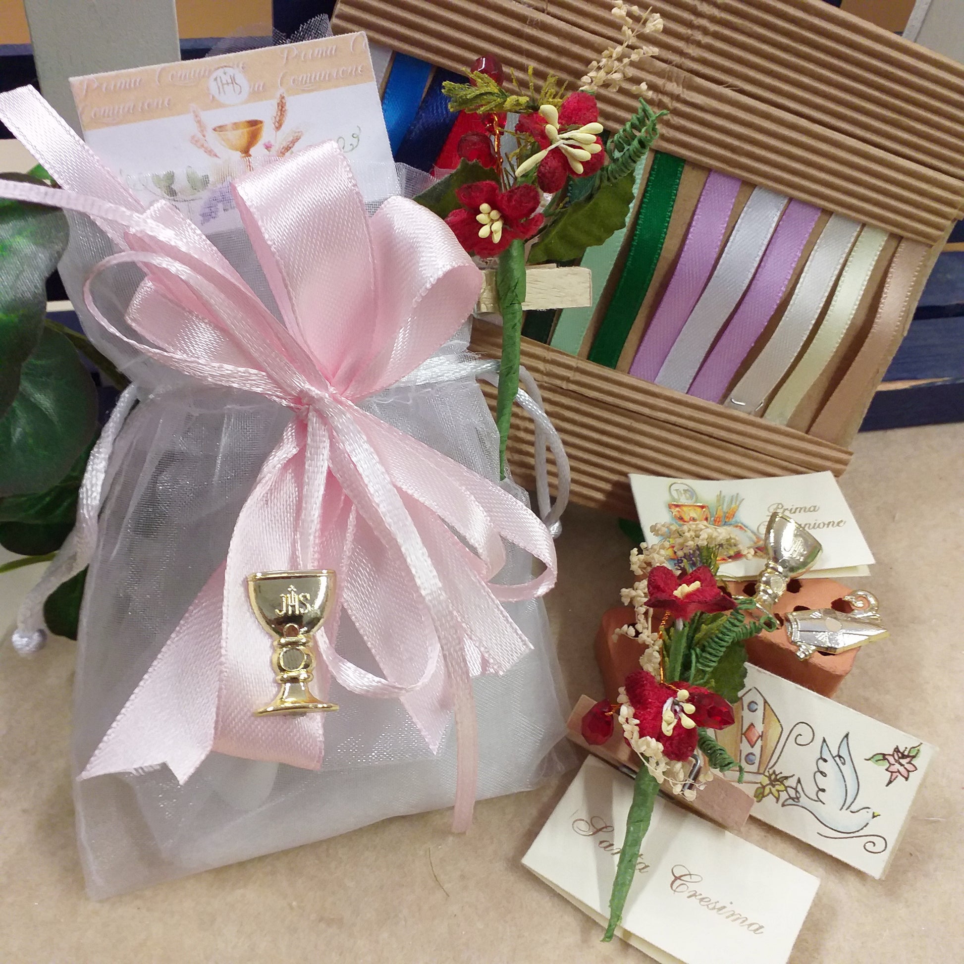 rosa femminuccia bambina colori confezionamento nastrini sacchetto Prima comunione Santa Cresima Santo Giorno con simboli Calice mitria Colomba confezionato confetti bigliettino tulle fiorellini mollettina clip legno