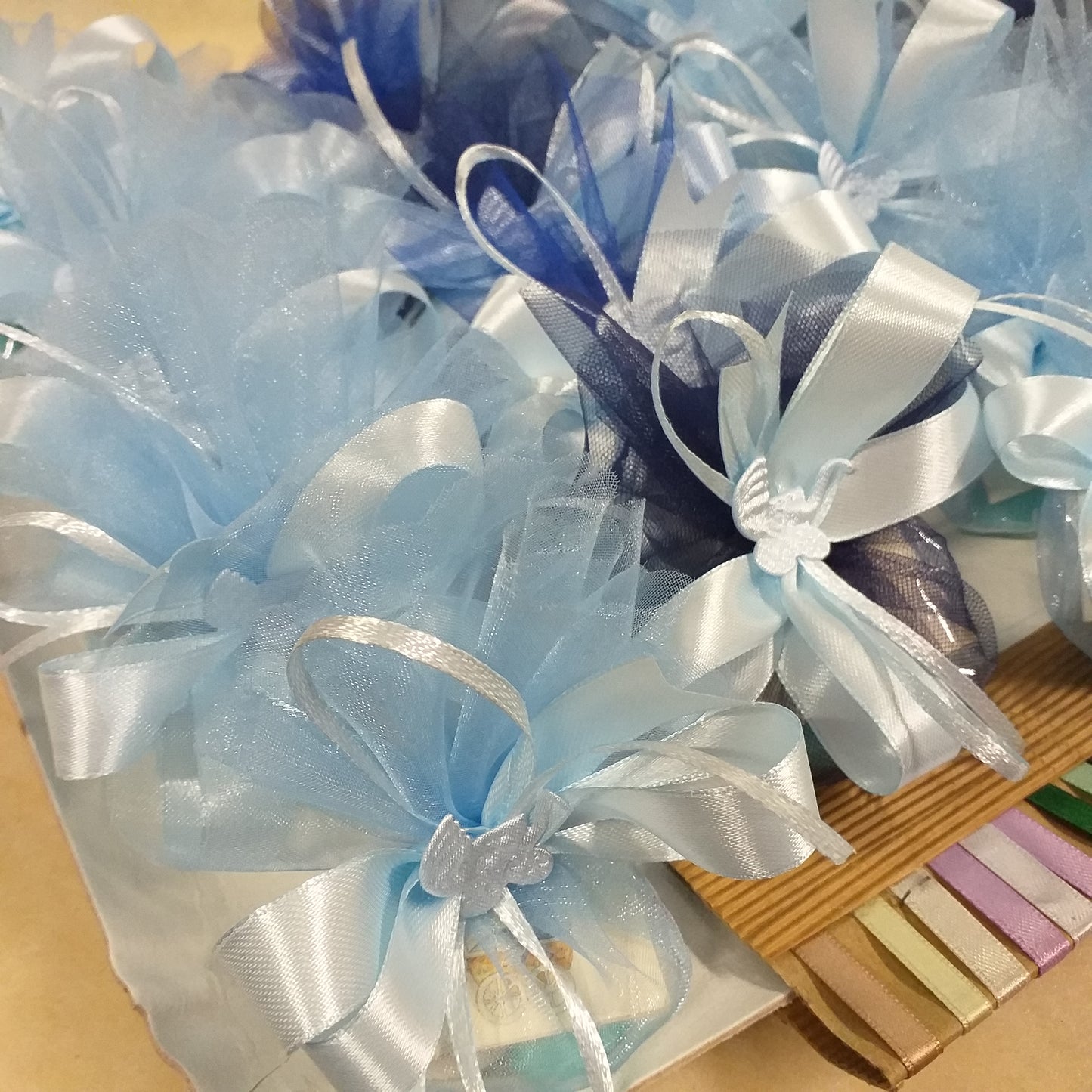 dall'alto azzurro celeste blu sacchetti bomboniera nascita 1 euro confezionati confetti bigliettini personalizzati per  bimbo maschietto baby bebè