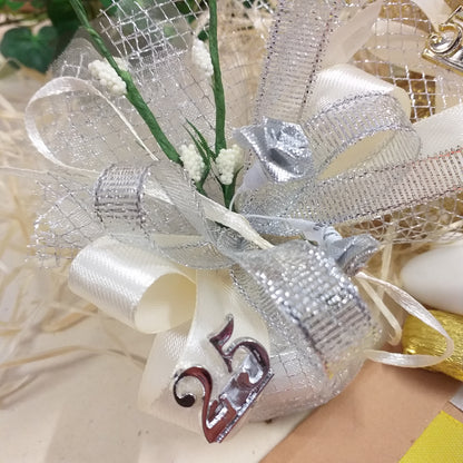 dall'alto sacchetti rete argento simboli applicazioni 25 anni rose argentate velo da sposa nebbiolina bianca coccarda nastro lurex e raso confetti mandorla cioccolato bianchi kit fai da te o confezionati bomboniere anniversario matrimonio