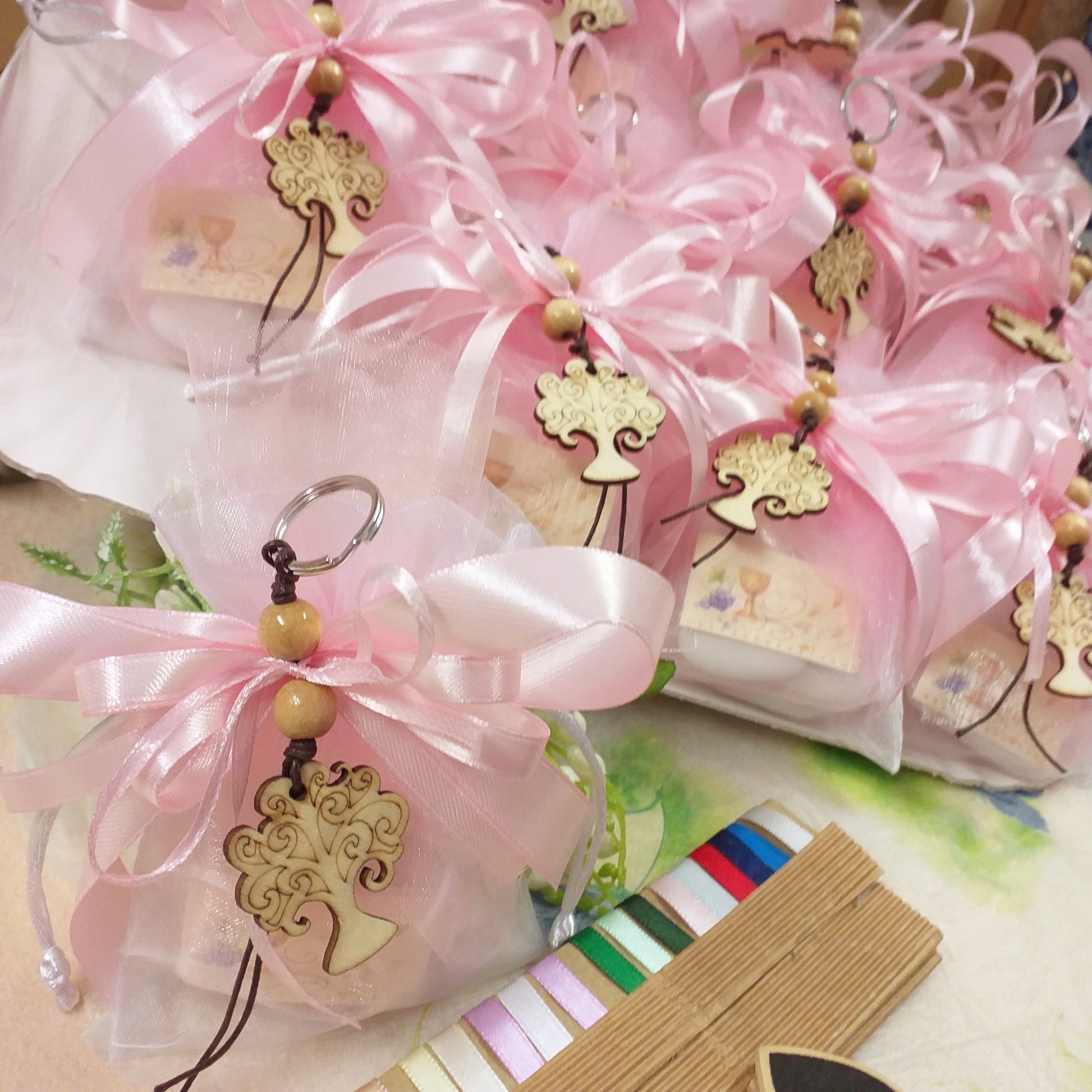 cestino sacchetto confetti rosa portachiavi albero della vita ciondolo legno pirografato corda perle nastro kit fai da te o confezionato bomboniera matrimonio anniversario comunione cresima