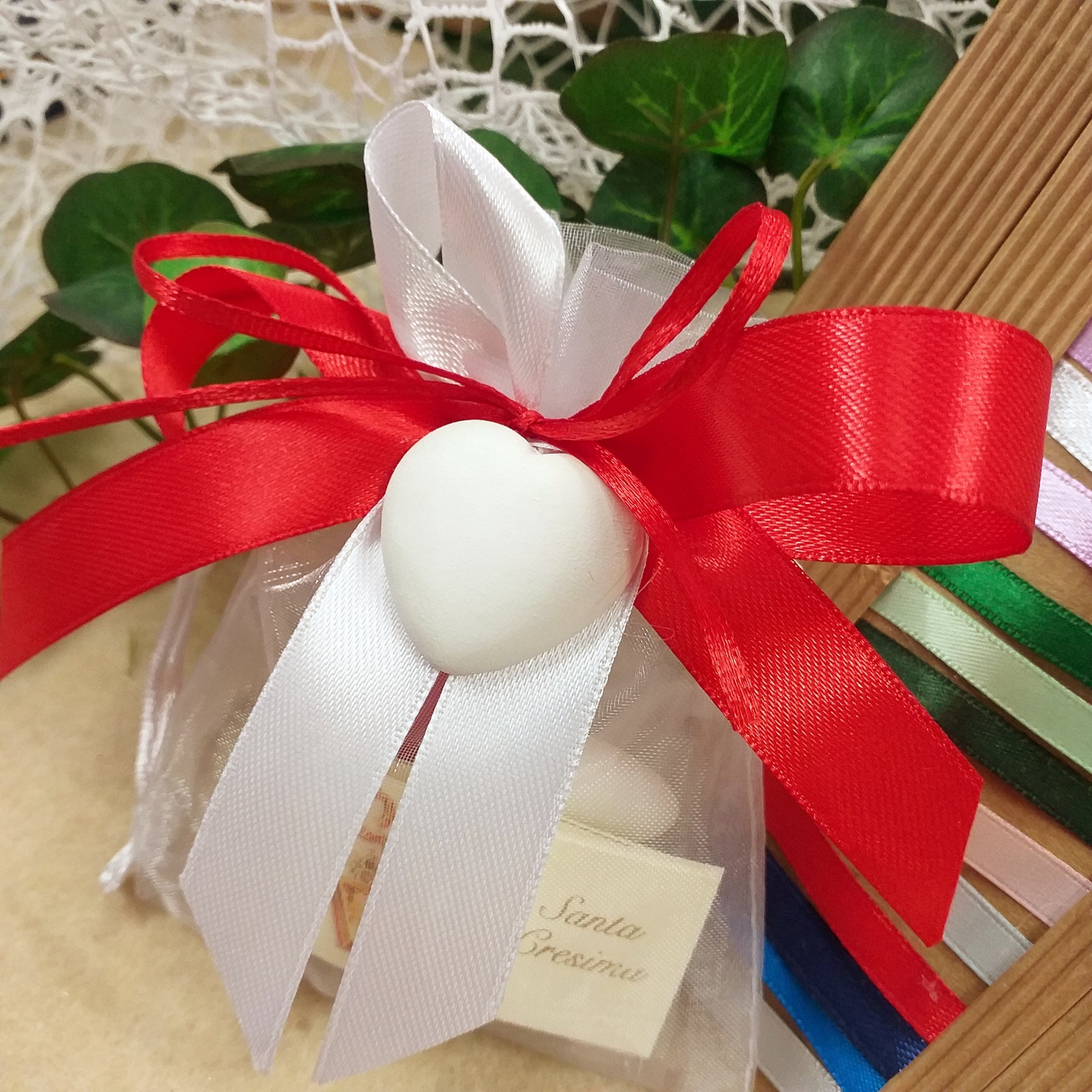 sacchetto bianco nastro rosso gessetto cuore bomboniere Prima Comunione Santa Cresima Battesimo nascita matrimonio laurea portaconfetti originali bigliettino stampato confezionati 5 confetti mandorla o cioccolato