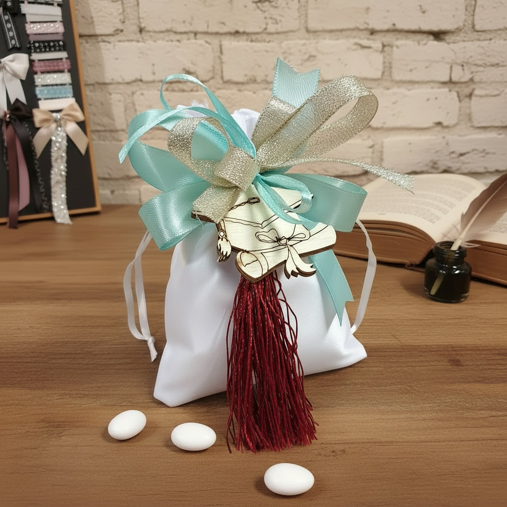 sacchettino confezionato confetti bomboniere laurea con coccarda nastro cappello tocco di legno e nappina bordeaux